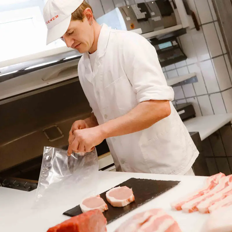 Verarbeitung nach Ihren Wünschen.<br />
Ob Wurst, Braten oder Aufschnitt – wir setzen Ihre Rezepturen fachgerecht um.