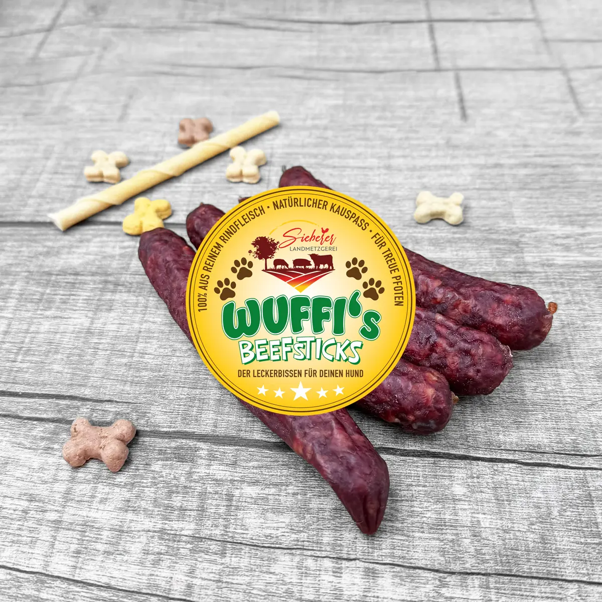 Wuffi’s Beefsticks Rind mit gelbem Produktetikett auf hellem Holzuntergrund