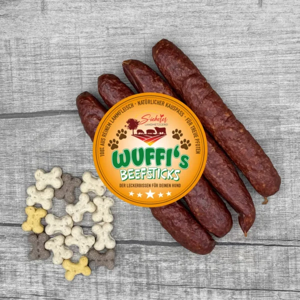 Wuffi’s Beefsticks Lamm mit orangefarbenem Sieberer-Etikett neben knochenförmigen Hundeleckerlis auf grauem Holz.