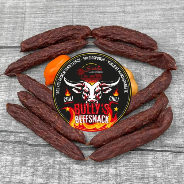 Bully’s Beefsnack Chili mit Produktetikett und roten Chilischoten auf hellem Holzuntergrund