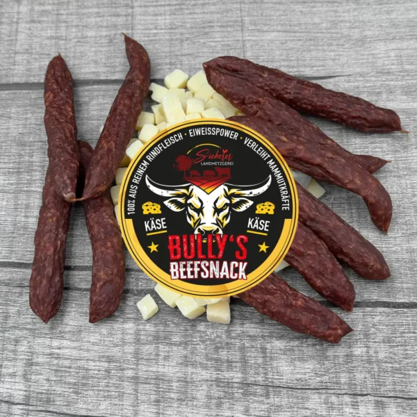 Bully’s Beefsnack Käse mit gelb-schwarzem Produktetikett und Käsewürfeln auf hellem Holzuntergrund